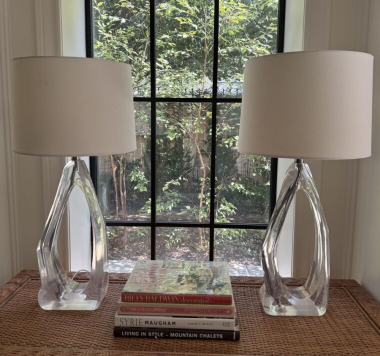Pair of Vintage Modern Acrylic Irregular Lamps - Image 9