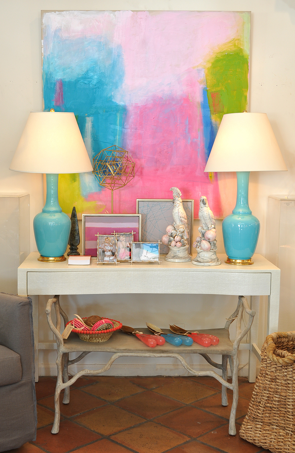 The image shows a decorative bench with a faux bois finish and concrete material placed in an indoor setting against a wall